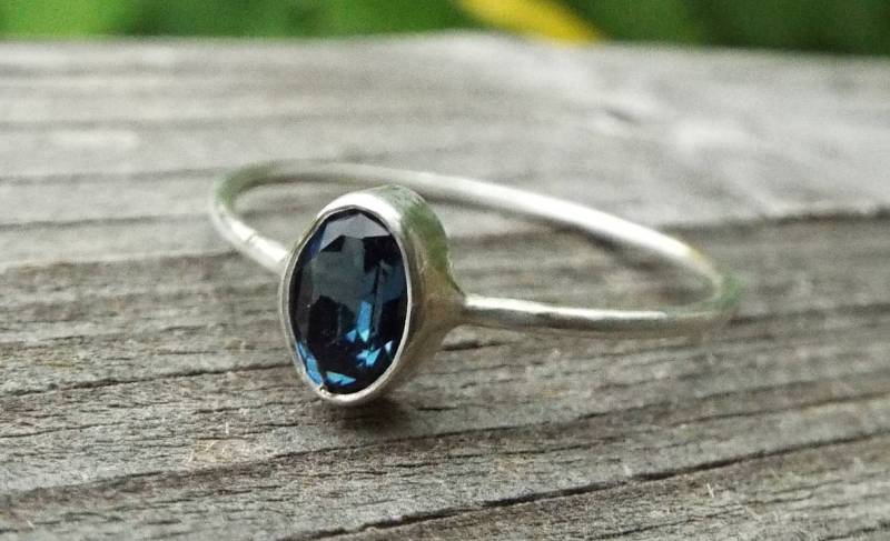 Silver Stacking Ring, Sapphirring, Sterling Silver Sapphire Silberring, Silber 925 Hammered Rings, Boho Ring von howlingwolfjewellery