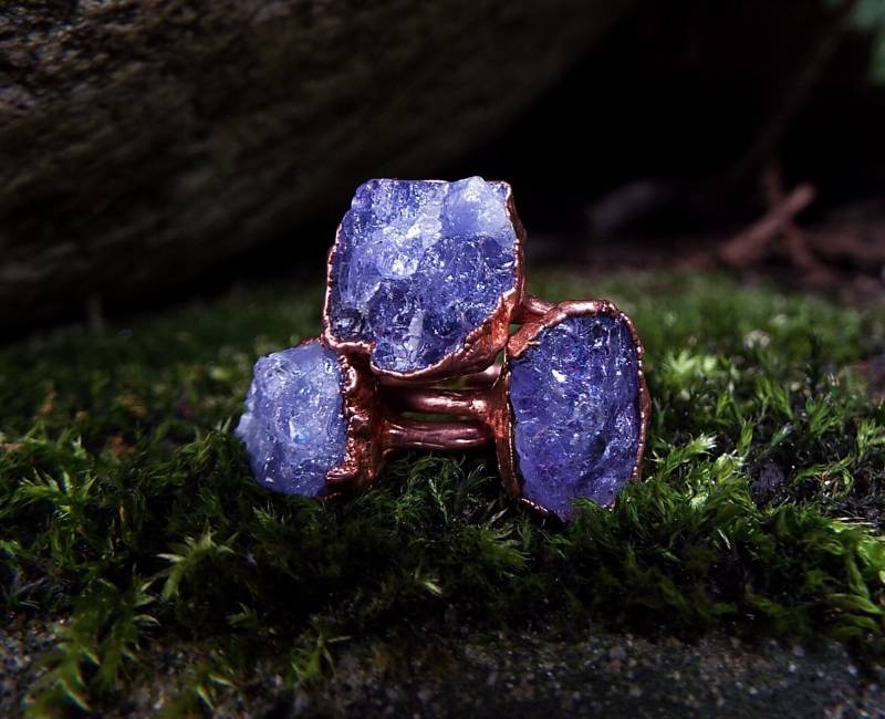 Tansanitring, Edelsteinring, Doppelring, Statementring, Boho Ring, Kupferring, Heilsteinring, Raw Crystal Tanzanite Bohemian von howlingwolfjewellery
