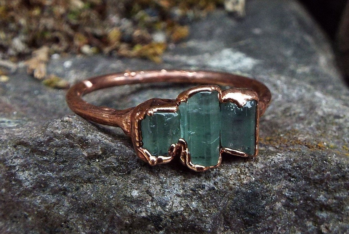 Turmalinring, Tourmaline, Statementring, Kupferring, Boho Ring, Raw Crystal Tourmaline Ring von howlingwolfjewellery