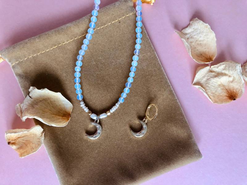 Hugnala | Halskette „Lara" Opalit Vergoldeter Mond Anhänger Handgemachte Perlenkette Vintage Süßwasserperlen Geschenkidee von hugNala