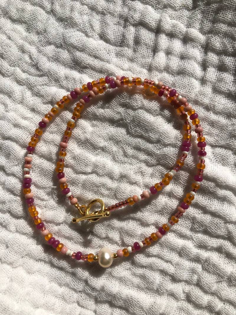 Hugnala | Halskette „Malie" Handgemachte Perlenkette Echte Perle |Bunte Rocaillesperlen Geschenkidee Freundschaft von hugNala