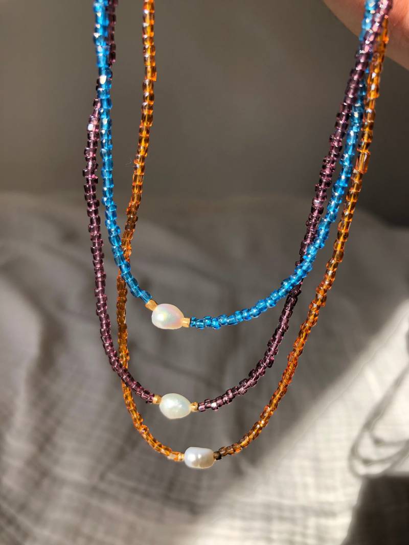 Hugnala | Halskette „Nahele" Handgemachte Perlenkette Echte Perle Bunte Rocaillesperlen Geschenkidee Freundschaft von hugNala