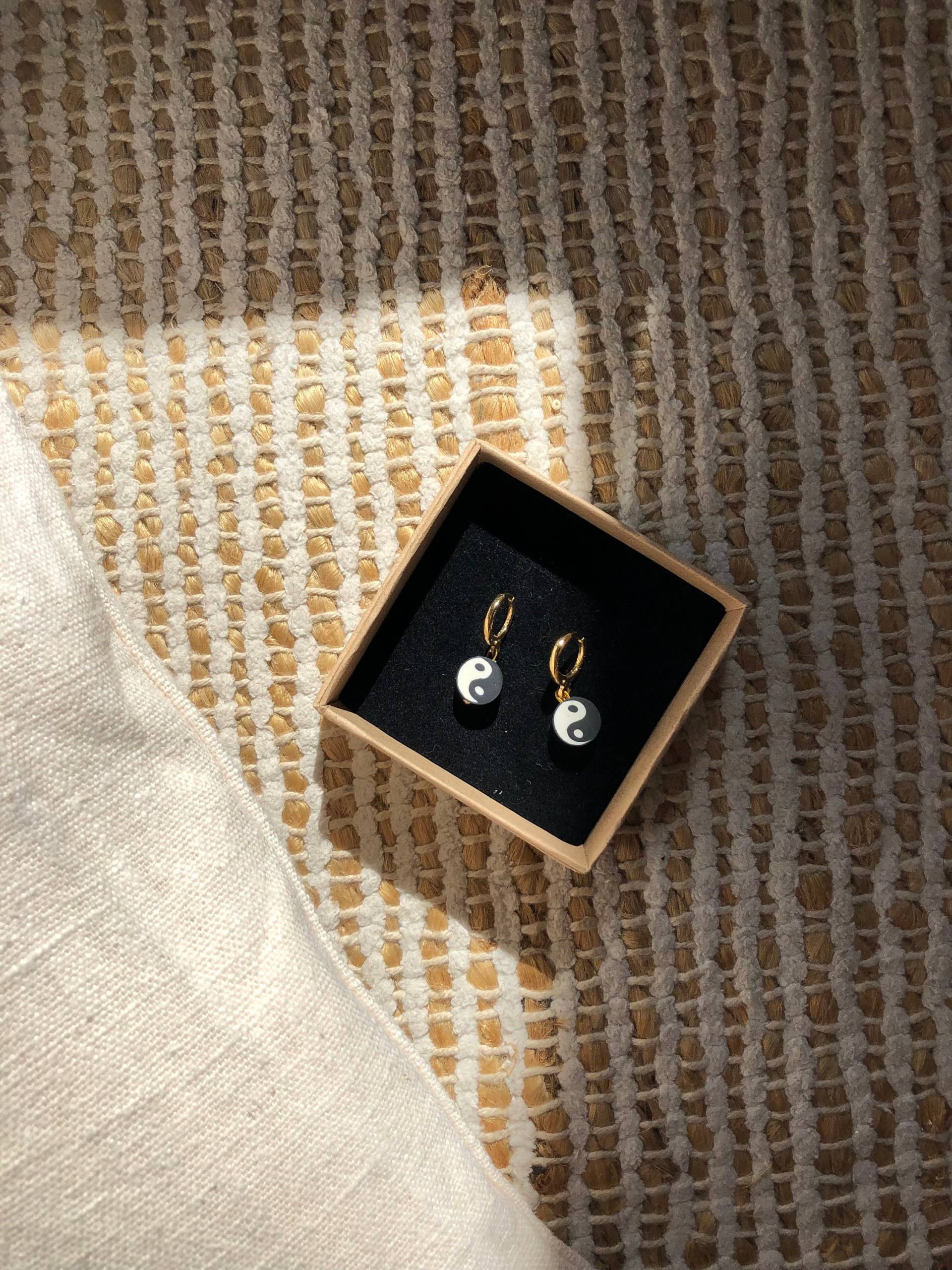 Hugnala I Mini Hoops "Yinyang" Handgemachte Ohrringe Mit Yin Yang Charm Goldcreolen Geschenkidee von hugNala