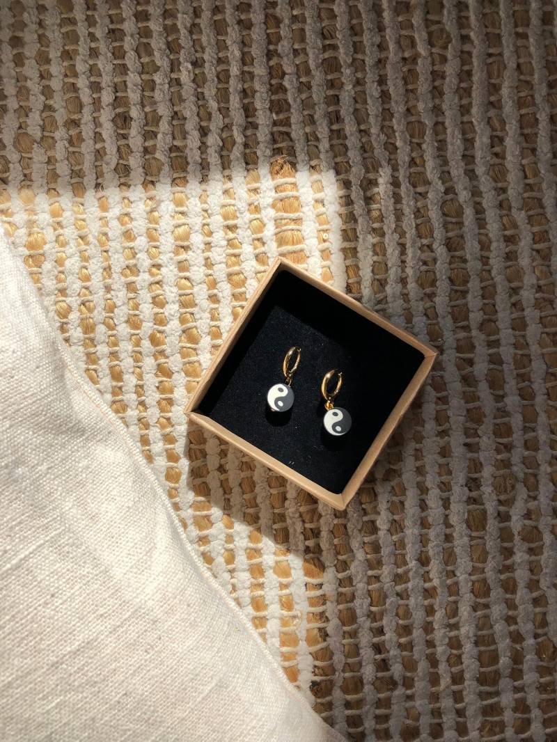 Hugnala I Mini Hoops "Yinyang" Handgemachte Ohrringe Mit Yin Yang Charm Goldcreolen Geschenkidee von hugNala