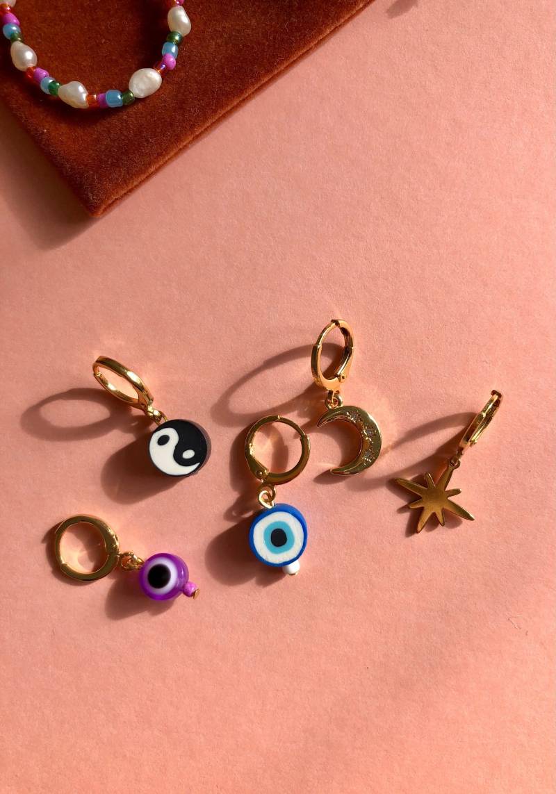 Hugnala I Mix & Match - Mini Hoops Handgemachte Ohrringe Mit Charm Goldkreolen Geschenkidee von hugNala