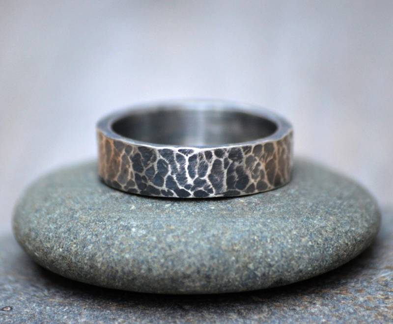 Gehämmerter Sterling Silber Ehering Rustikaler Schwarzer Silberring, 5.5 Mm Breit von huiyitan