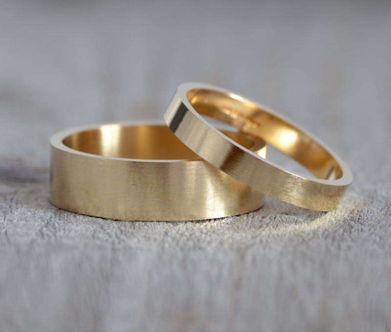 9K Gelbgold Flacher Ehering Handgefertigter Ring Mit Satin-Finish von huiyitan