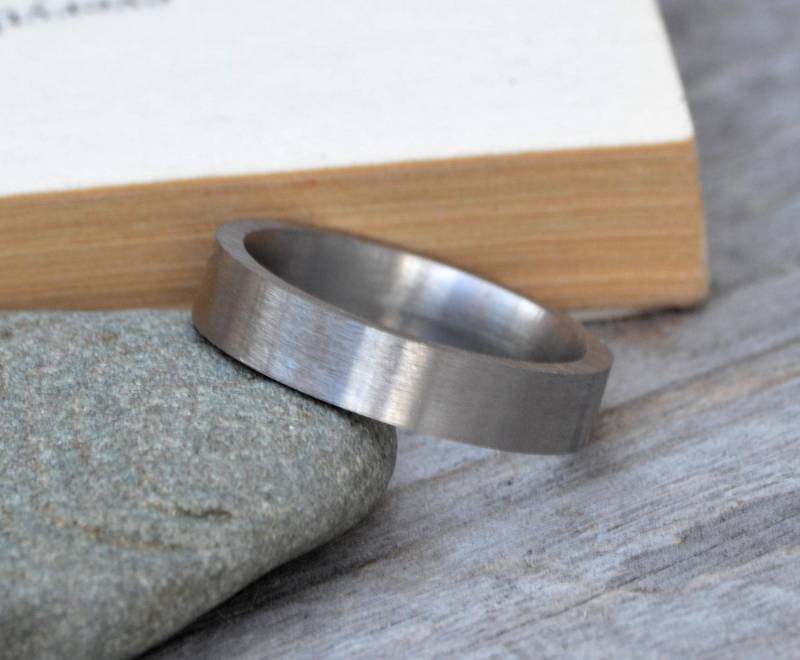 Handgefertigter Comfort Fit Ehering, 4 Mm Breit Mit Satin-Finish von huiyitan