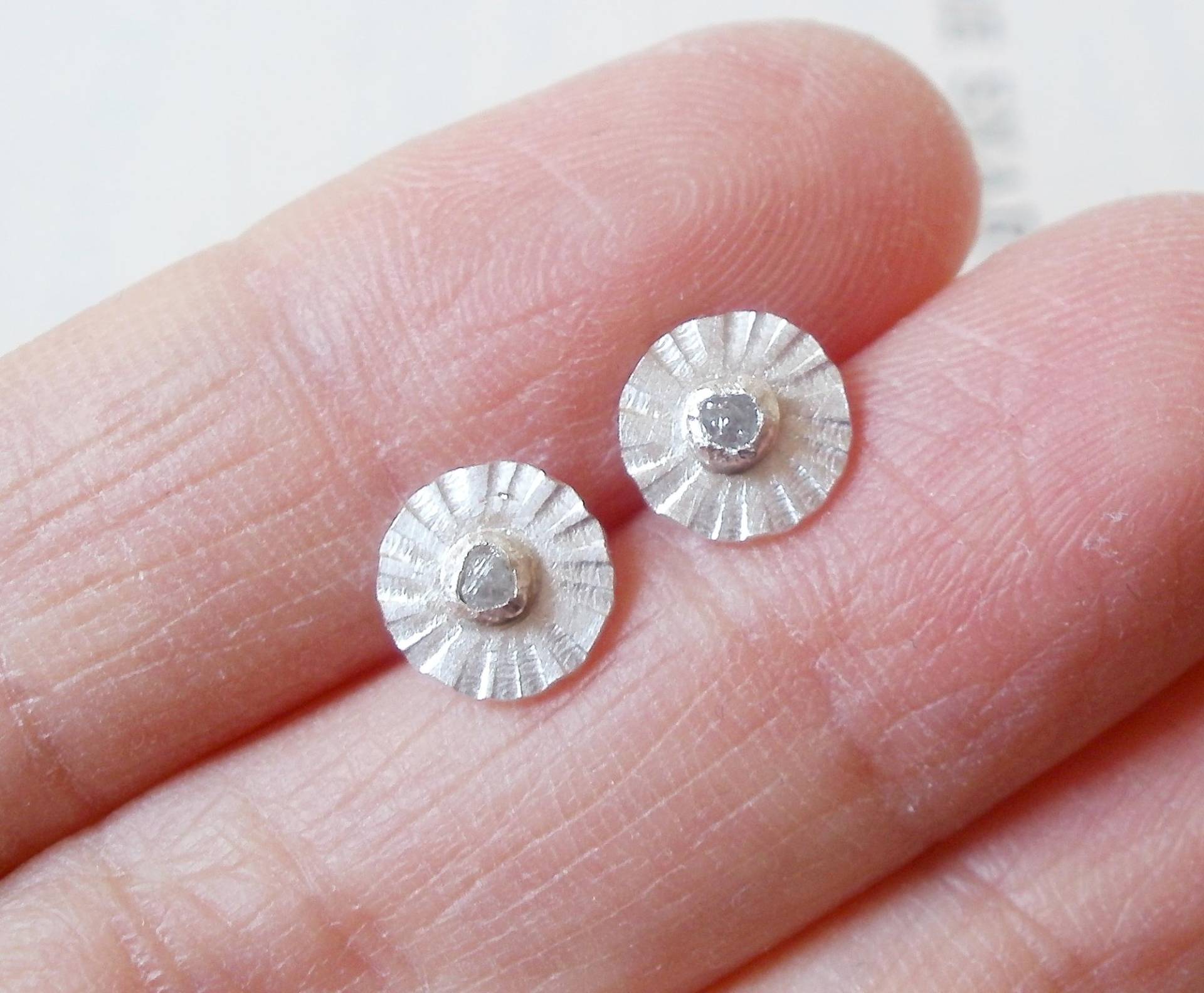 Daisy Diamant Ohrstecker, Rohdiamant Ohr Posts, Kleine Ohrstecker von huiyitan