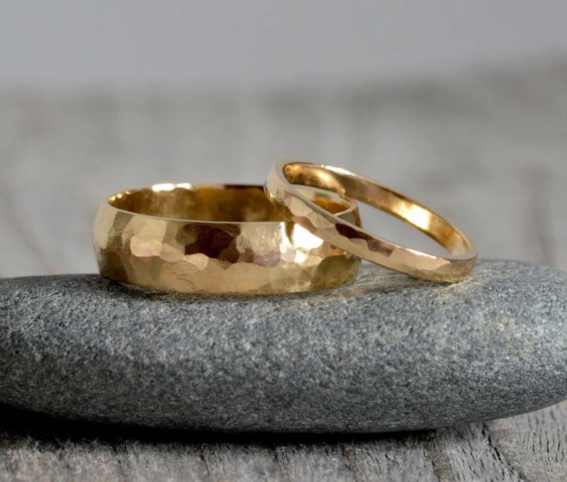 Gehämmerter 9 Karat Gelbgold Ehering - Traditioneller Comfort Fit von huiyitan