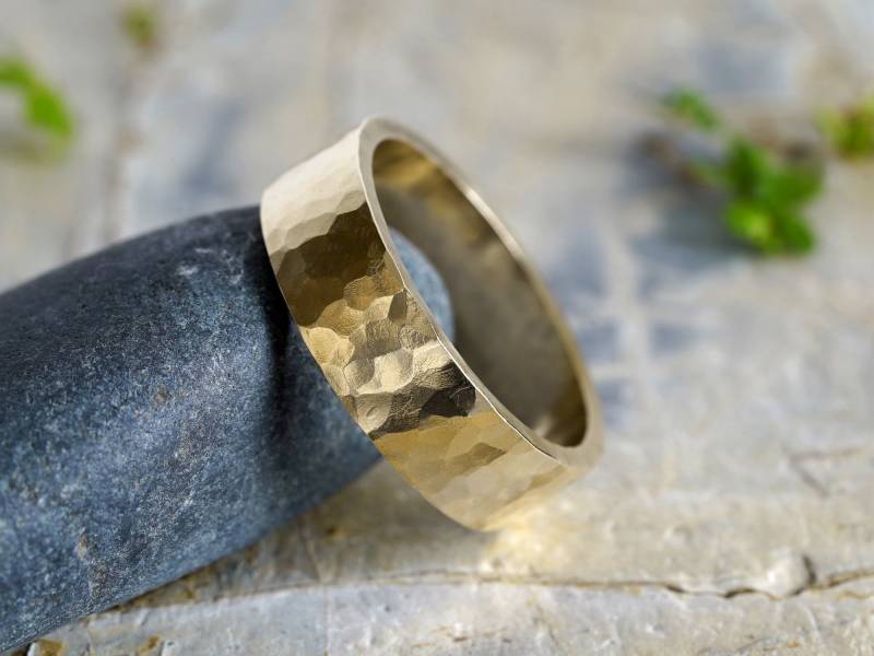 Gehämmerter Ehering Aus Gelbgold Rustikaler Unisexring von huiyitan