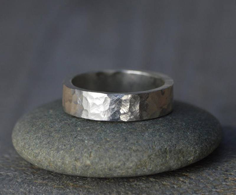 Gehämmerter Effekt Ehering, Sterling Silber Personalisierter 5, 5 Mm Breiter Rustikaler Ehering von huiyitan