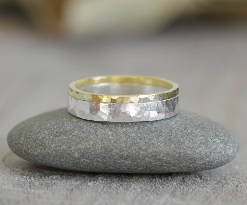 Gehämmerter Ehering Aus 18 Karat Gold Und Sterlingsilber von huiyitan