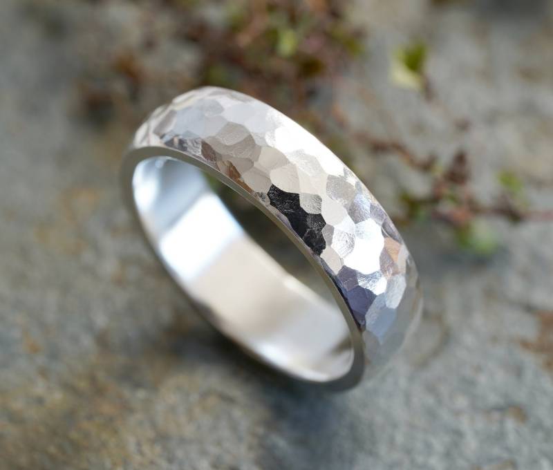 Gehämmerter Sterling Silber Ehering Rustikaler Comfort Fit Ring von huiyitan