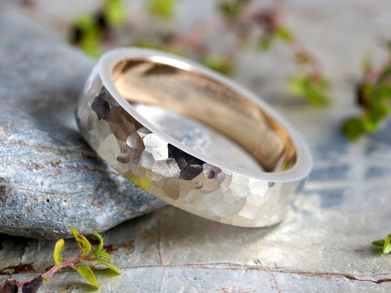 Rustikaler Ehering, Gehämmert in 9 Karat Gold, 6 Mm von huiyitan