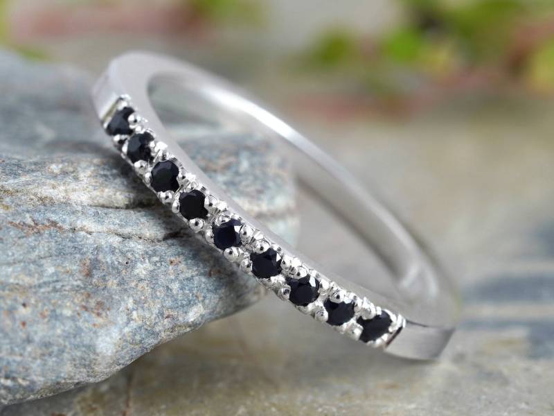 Schwarzer Saphir Sterlingsilber Ehering Pave Eternity Band von huiyitan
