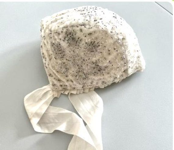 Antike Baby Taufhaube.19.jahrhundert.mit Aufwändiger Perlenstickerei.aus Frankreich.sehr Guter Zustand.wunderschönes Einzelstück. Dekoration Antike Baby Taufhaube.19.jahrhundert.mit Aufwändiger Perlenstickerei.aus Frankreich.sehr Guter Zustand.wunderschönes Einzelstück. Dekoration von huldazart