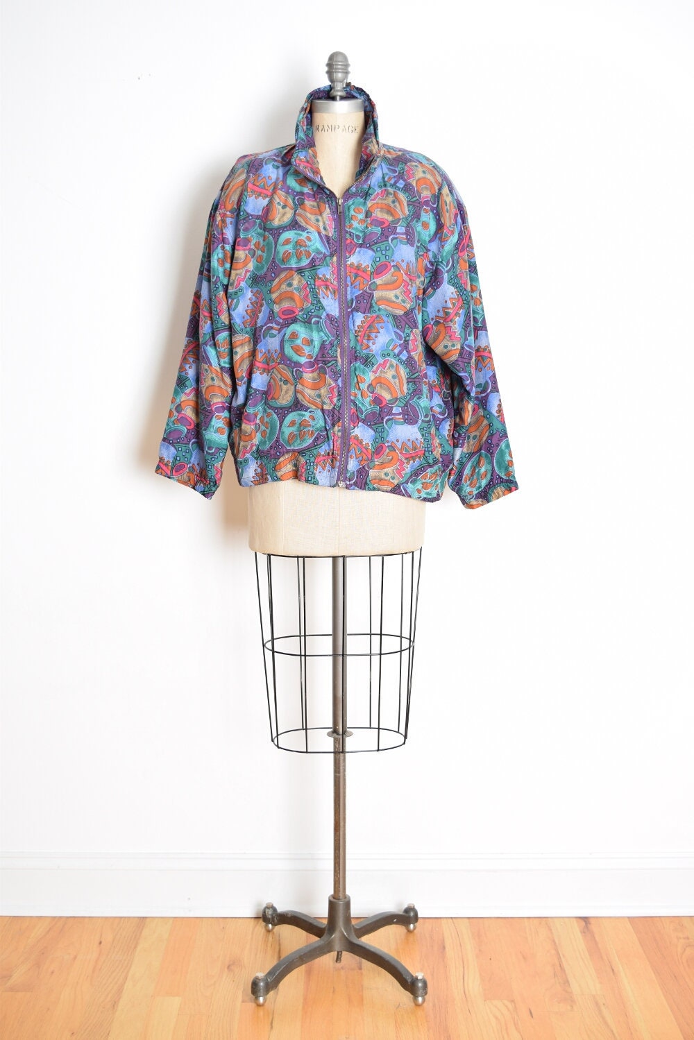 Jahrgang 90Er Jacke Pflaume Seide Windjacke Keramik Druck Bomber Mantel Kleidung Jahrgang 90Er Jacke Pflaume Seide Windjacke Keramik Druck Bomber Mantel Kleidung von huncamuncavintage