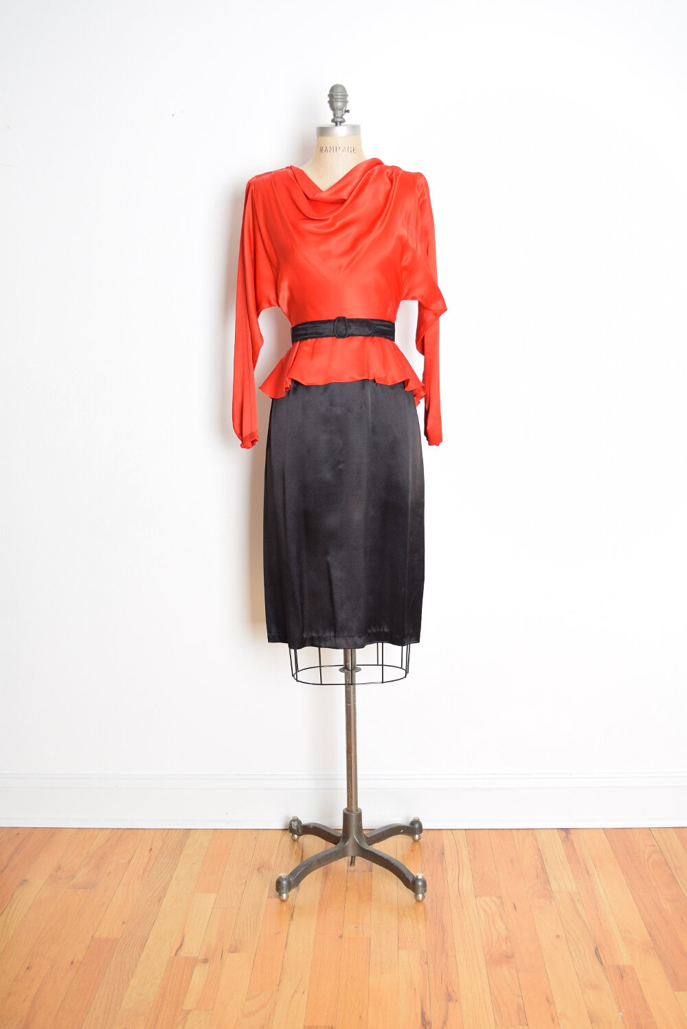 Vintage 80Er Jahre Kleid, Tut 40Er Rot Schwarz Satin, Satin Sekretärin, Schößchen Drapierte Kleidung, Xs Vintage 80Er Jahre Kleid, Tut 40Er Rot Schwarz Satin, Satin Sekretärin, Schößchen Drapierte Kleidung, Xs von huncamuncavintage