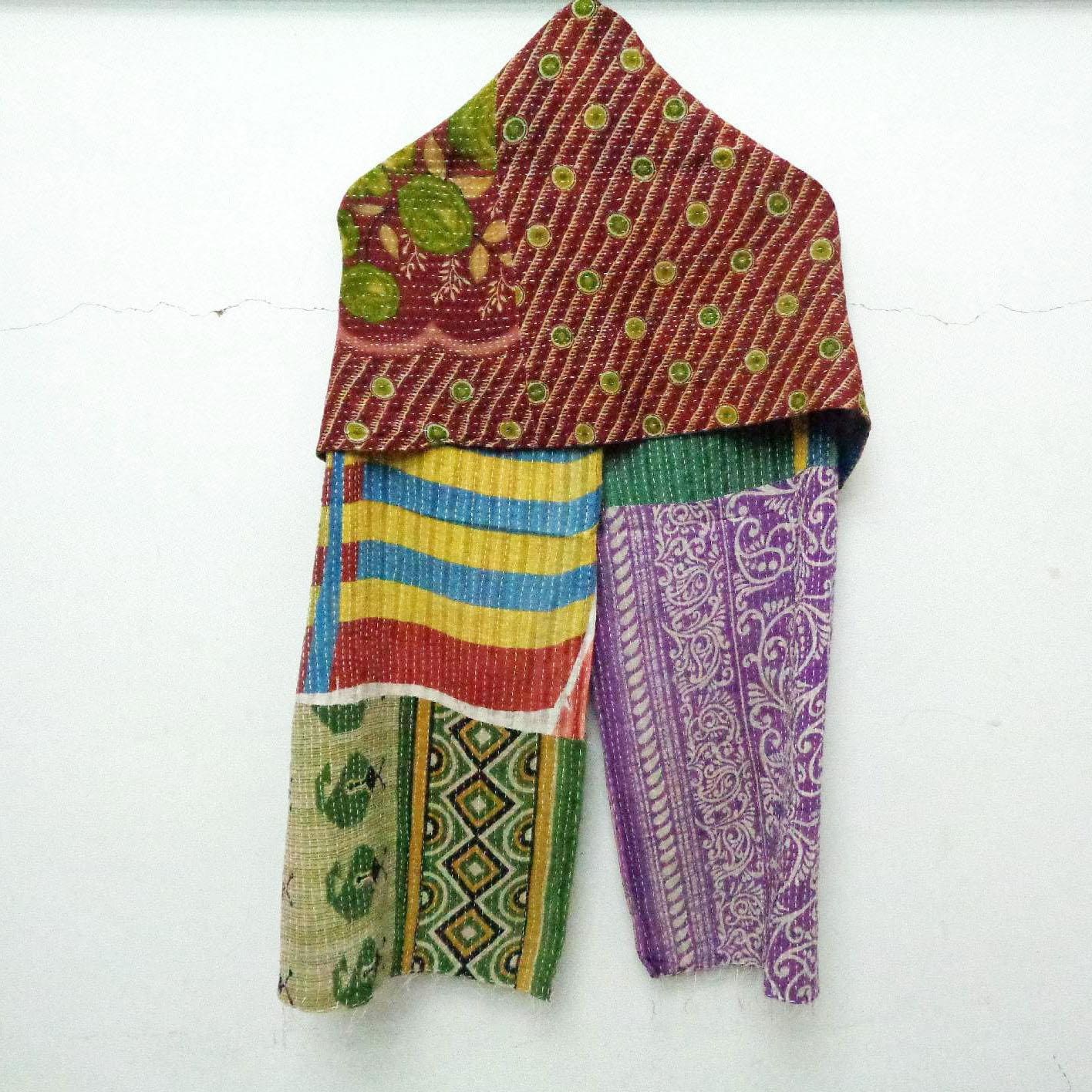 Handgefertigter Kantha Schal Aus Baumwolle Wendbarer, Bestickter Hals-Wrap Handgefertigter Kantha Schal Aus Baumwolle Wendbarer, Bestickter Hals-Wrap von hutse