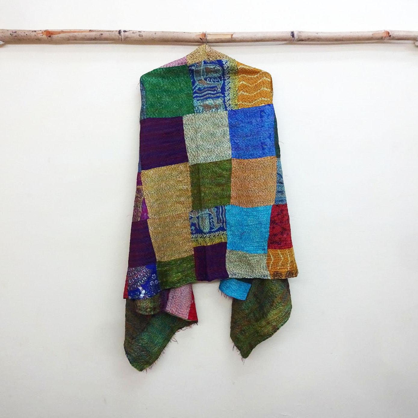 Handgefertigter Kantha Seidenschal Patchwork Floral Halstuch Handgefertigter Kantha Seidenschal Patchwork Floral Halstuch von hutse