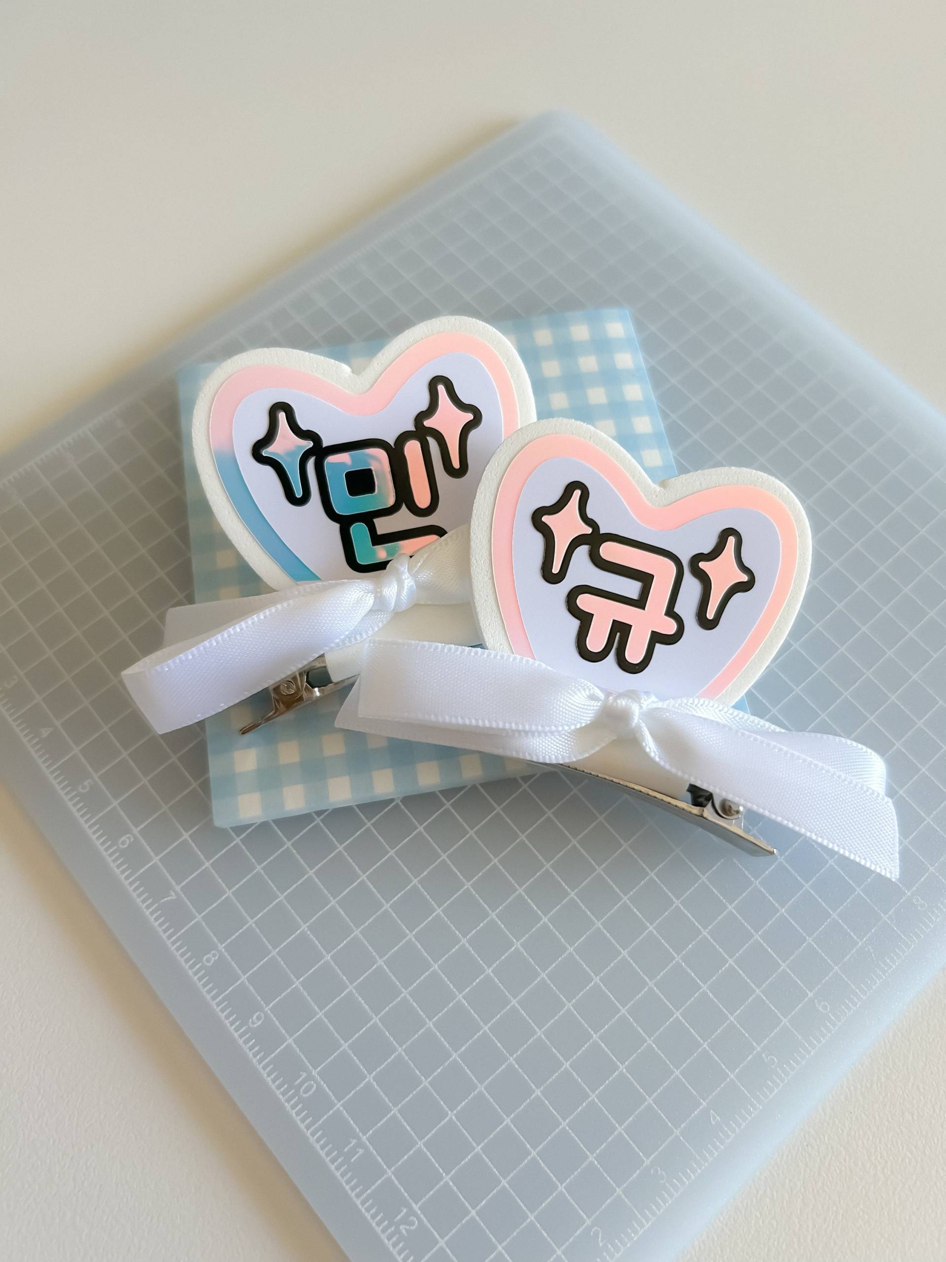 Weiße Mini Kpop Bias Haarspangen Oder Stirnbänder Weiße Mini Kpop Bias Haarspangen Oder Stirnbänder von hwabearstudio