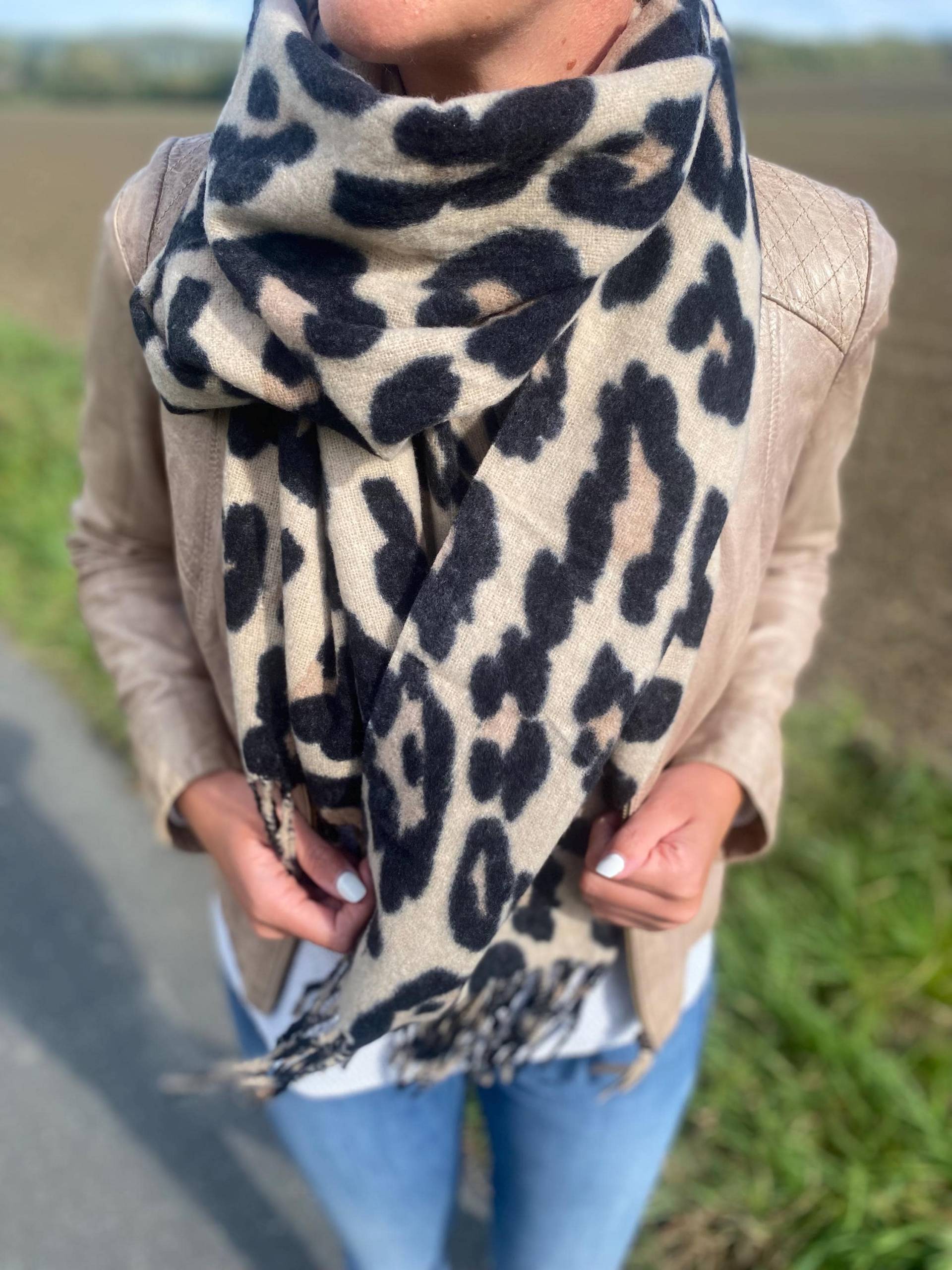 Schal "Cozy" Leo Beige Mit Fransen Schal "Cozy" Leo Beige Mit Fransen von hyggezauberbutik
