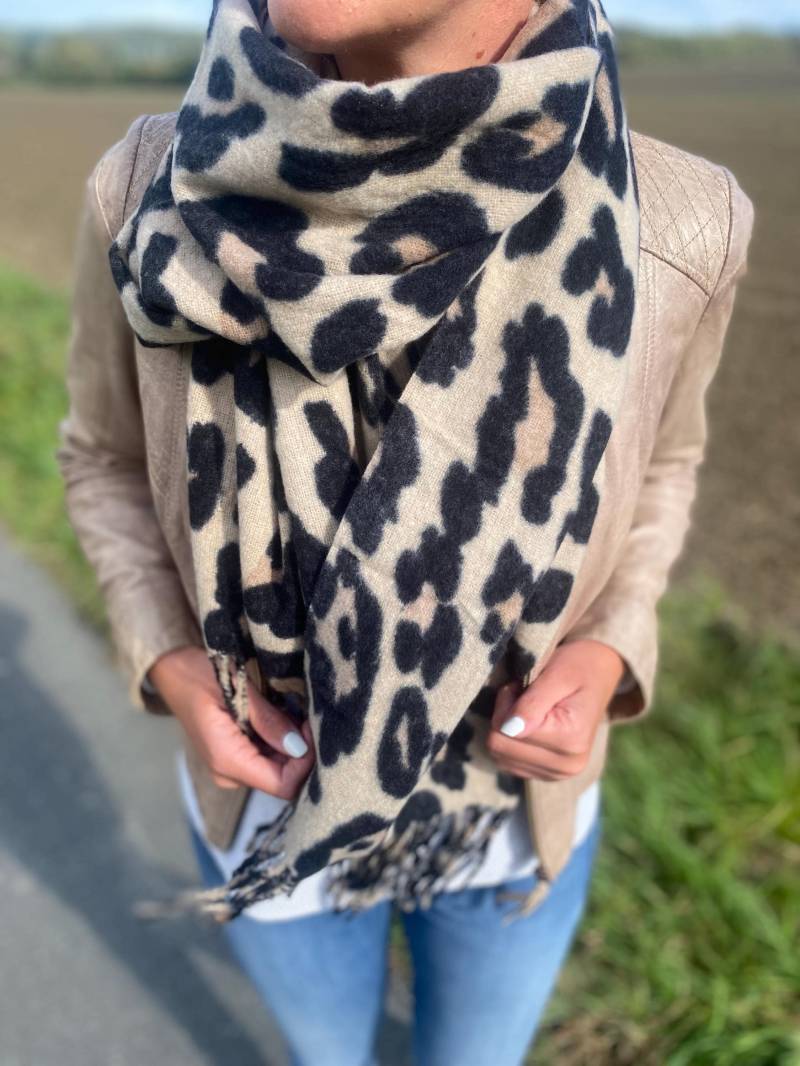 Schal "Cozy" Leo Beige Mit Fransen Schal "Cozy" Leo Beige Mit Fransen von hyggezauberbutik