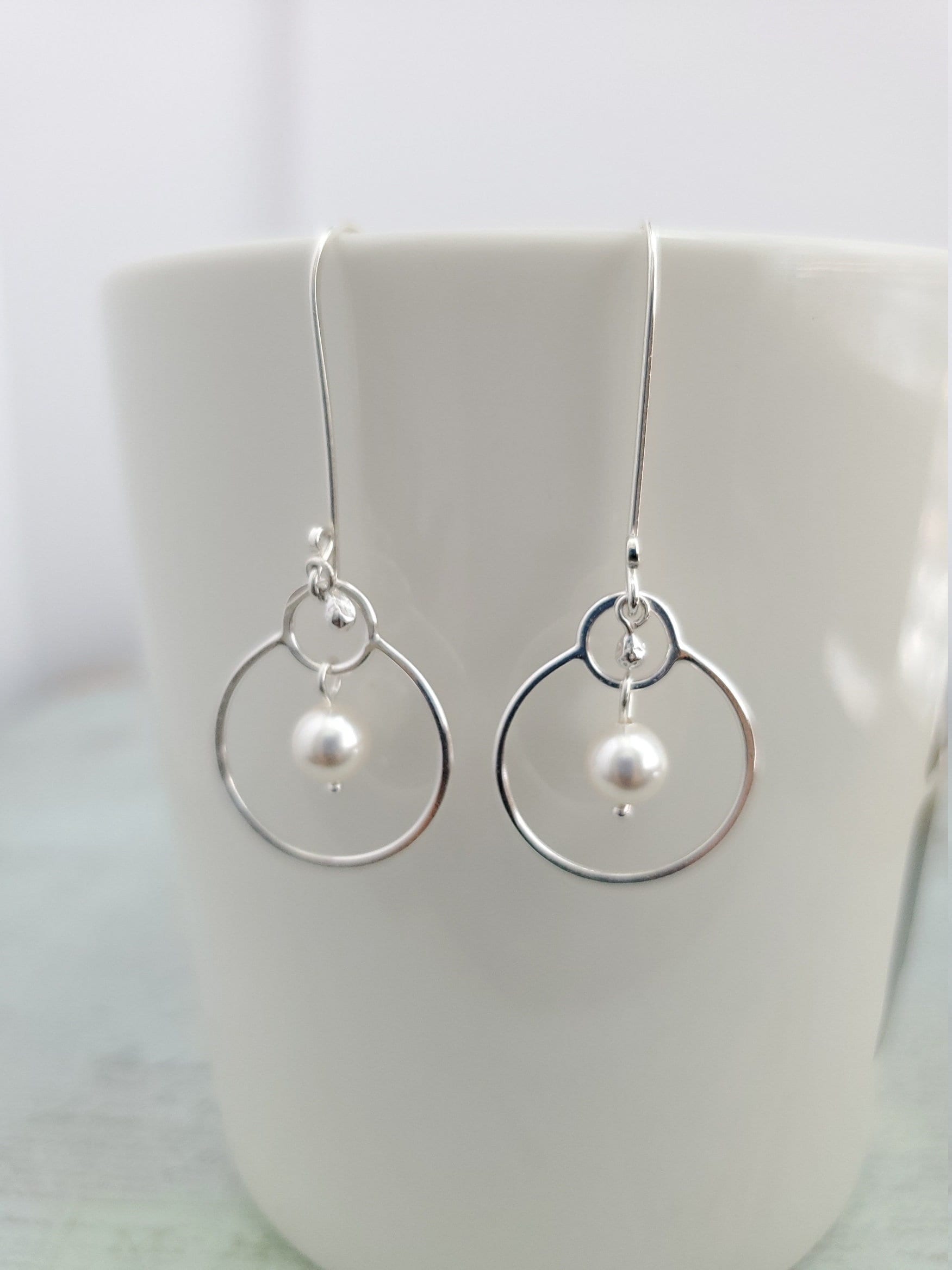 Gehämmerte Hoop Perle Baumeln Ohrringe Sterling Silber Minimalist Schmuck Gehämmerte Hoop Perle Baumeln Ohrringe Sterling Silber Minimalist Schmuck von iAMattitude
