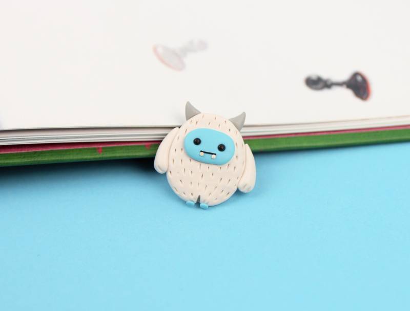 Bigfoot Brosche, Sasquatch Anstecknadel, Abscheulicher Schneemann Schmuck, Schneemonster Anstecker, Geschenk Für Kinder, Weiße Yeti Pin, Strümpfe von iCutiePie