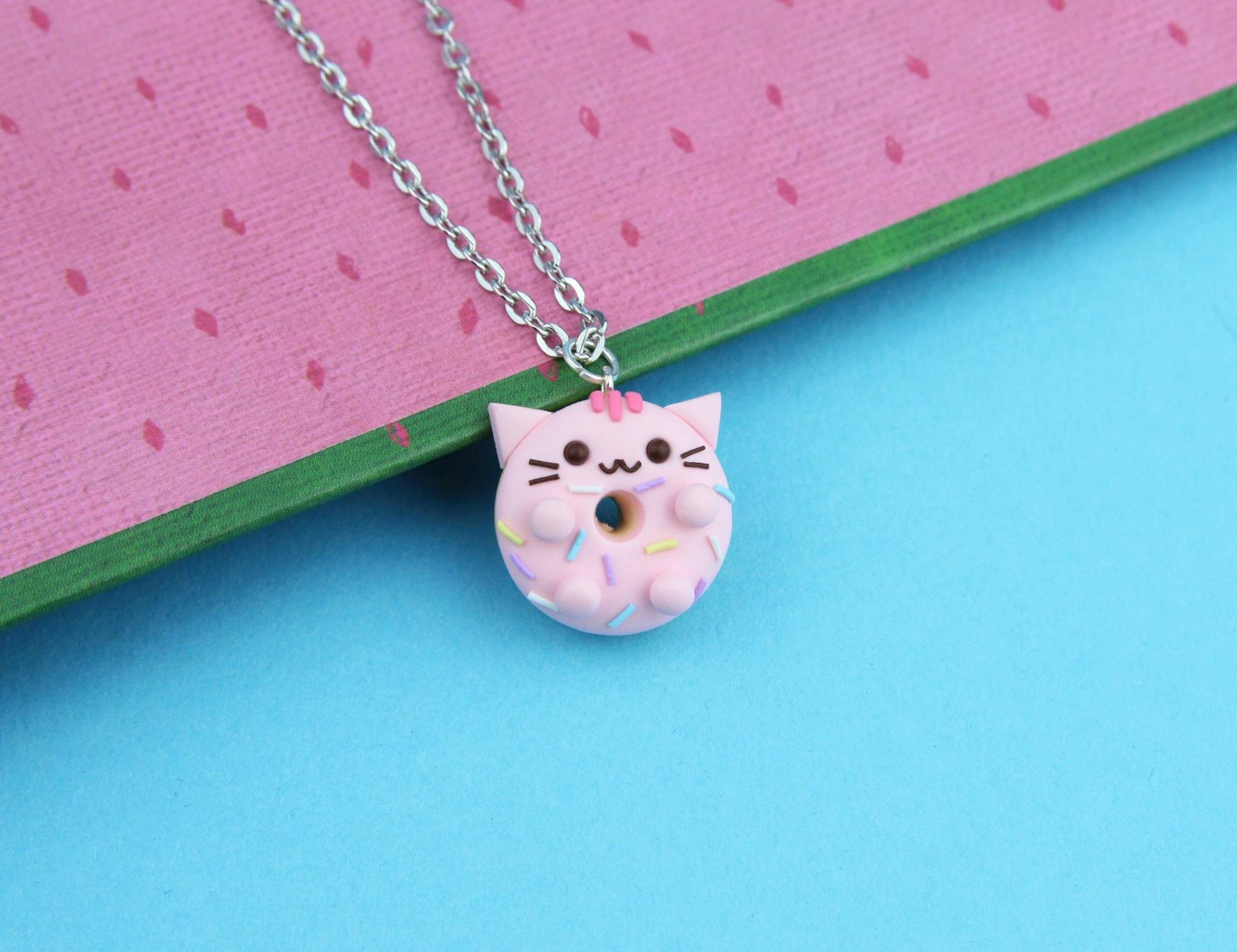 Pinke Donut Katze Halskette, Lustiges Geschenk Für Kinder, Kawaii Food Anhänger, Lustige Mini Ohrringe, Strümpfe Stuffers von iCutiePie