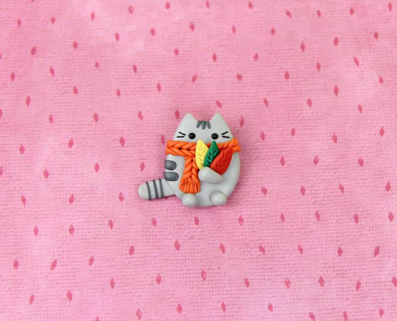 Pusheen Mit Blätter Brosche, Geschenk Für Kinder, Gemütliche Herbst Katze Pin, Lustiges Kitty Abzeichen, Pins, Graue Tier Stocking Stuffers von iCutiePie