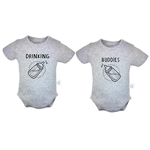iDzn Twins Baby Drinking Buddies Funy Slogan Digitaldruck Strampler Neugeborene Baby Bodys Säugling Jumpsuits Baby Unisex Neuheit Outfits 2 Stück Gr. 6-12 Monate, grau von iDzn