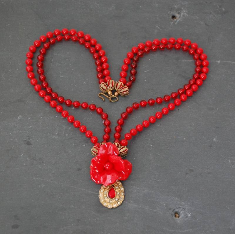 Rote Rosen Vintage Zweisträngige Perlenkette, Neo-Viktorianisch Rote Rosen Vintage Zweisträngige Perlenkette, Neo-Viktorianisch von iFoundYou