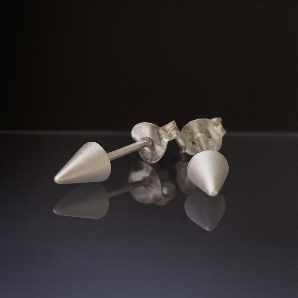 925 Massiv Sterling Silber Cone Ohrringe/Spike Goth Schmuck - Kleine - Oxidiert - Ohrstecker 925 Massiv Sterling Silber Cone Ohrringe/Spike Goth Schmuck - Kleine - Oxidiert - Ohrstecker von iGiftJewelry