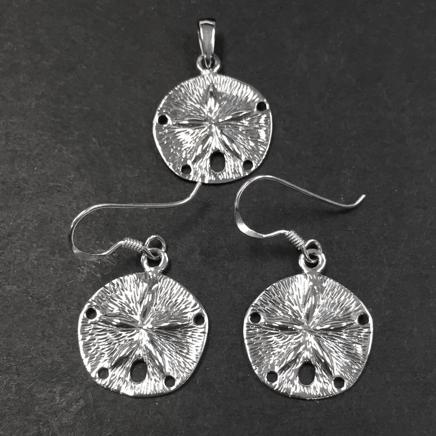 925 Massiv Sterling Silber Sand Dollar Ohrringe-Strandschmuck 925 Massiv Sterling Silber Sand Dollar Ohrringe-Strandschmuck von iGiftJewelry