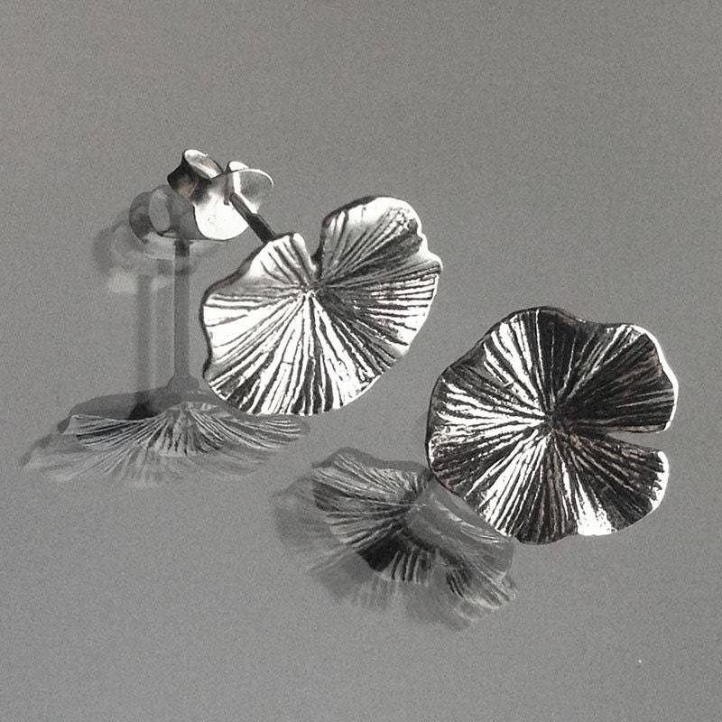925 Massive Sterling Silber Lotusblatt Ohrringe/Lotus Ohrringe/Oxidiert/Blumenschmuck/Oxidierte Ohrstecker 925 Massive Sterling Silber Lotusblatt Ohrringe/Lotus Ohrringe/Oxidiert/Blumenschmuck/Oxidierte Ohrstecker von iGiftJewelry