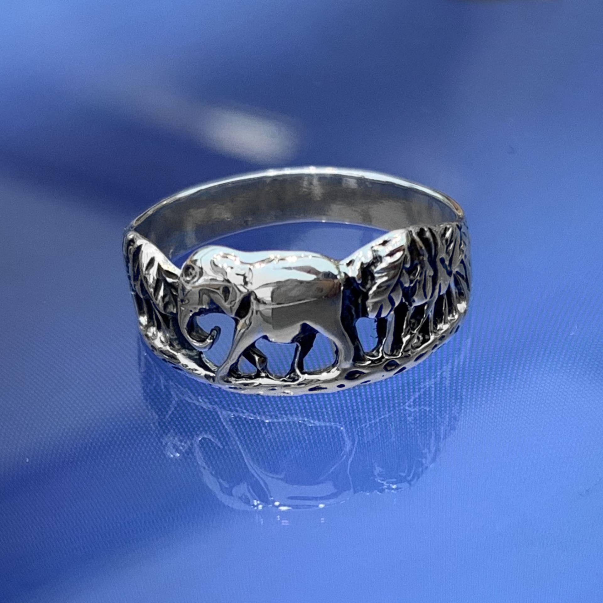 925 Sterlingsilber Elefant in Holz Ring Oxidiert Ring-Elefant Und Baum-Ring-Walking Holz-Tier-Silber-Ring 925 Sterlingsilber Elefant in Holz Ring Oxidiert Ring-Elefant Und Baum-Ring-Walking Holz-Tier-Silber-Ring von iGiftJewelry