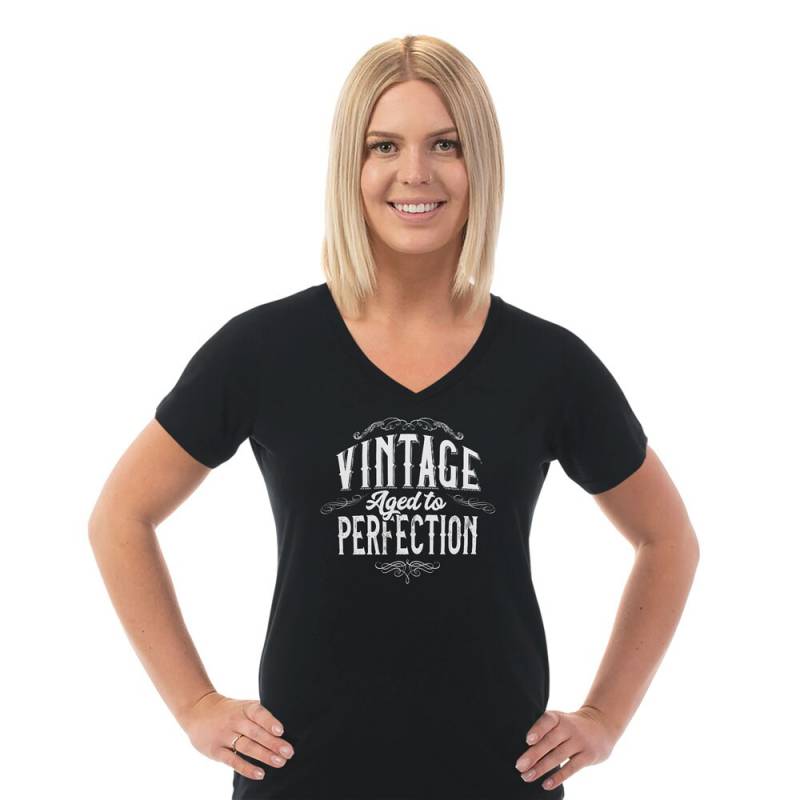 Vintage Alter Perfektion Damen Kurzarm T-Shirt Aus Baumwolle Mit V-Ausschnitt Plus Größe Verfügbar von iKatchingDesigns