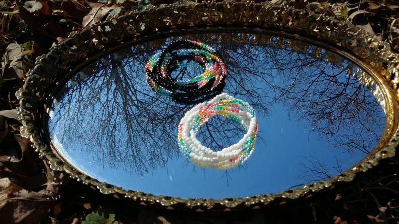 3 Regenbogen Armbänder Mit Schwarzen Oder Weißen Perlen von iLLstyles