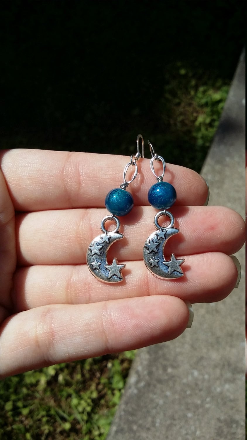 3D Mond Mit Sternen Und Blauen Glänzenden Perlen, Ohrringe von iLLstyles