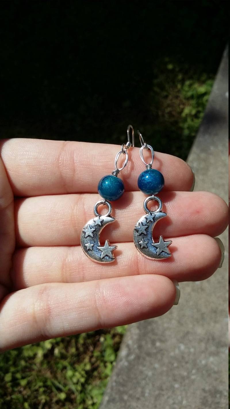 3D Mond Mit Sternen Und Blauen Glänzenden Perlen, Ohrringe von iLLstyles