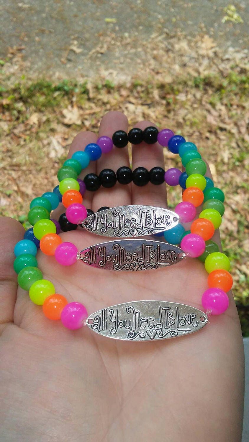 Alles Was Du Brauchst Ist Love Regenbogen Armband von iLLstyles