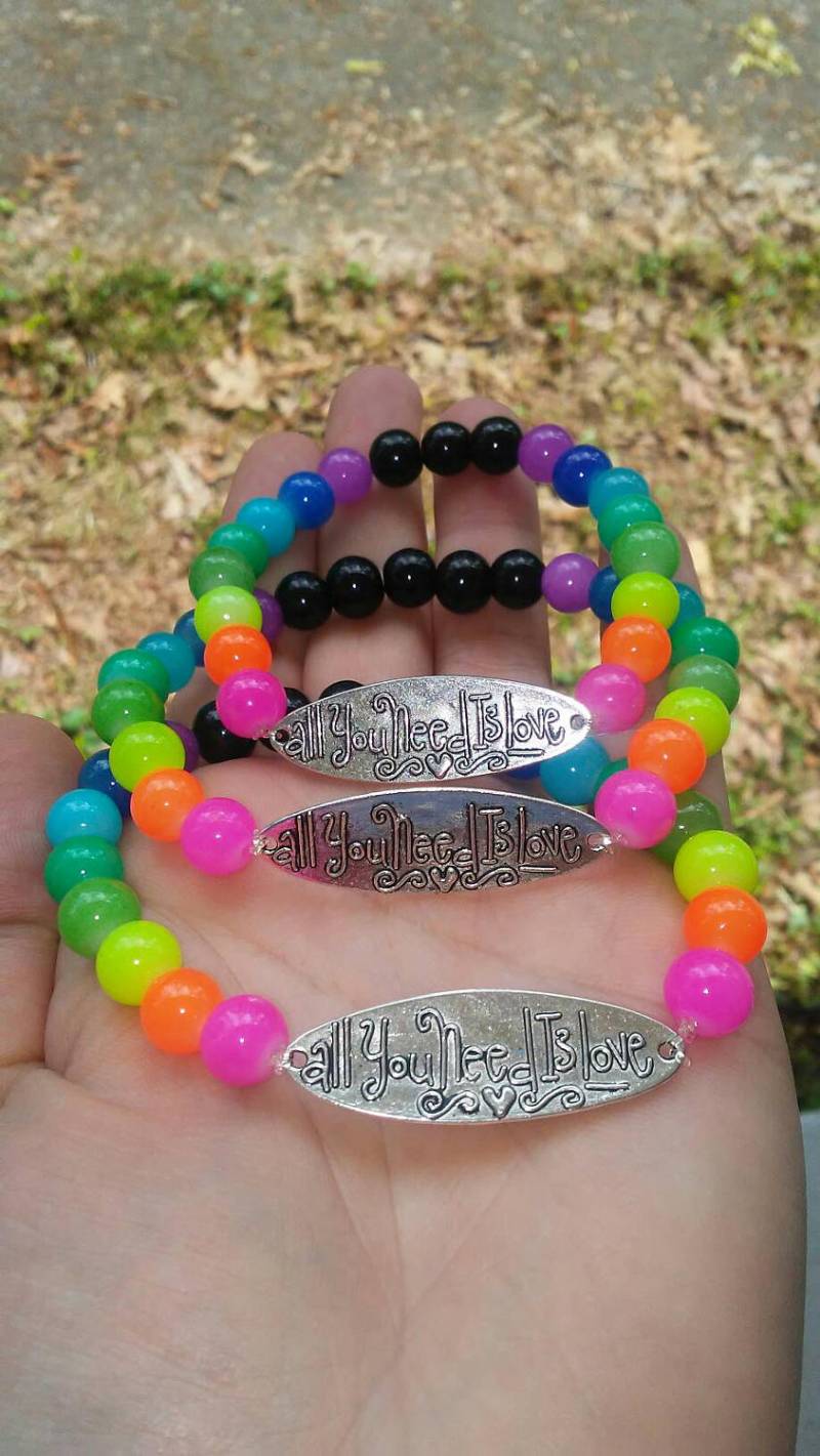 Alles Was Du Brauchst Ist Love Regenbogen Armband von iLLstyles