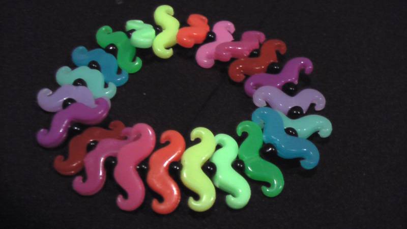 Bunte Moustache Armbänder von iLLstyles