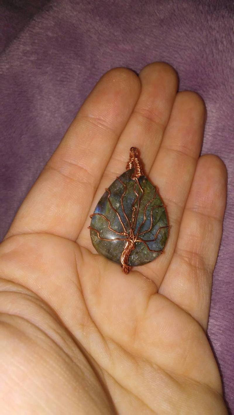 Bunter Labradorit, Baum Des Lebens Anhänger Halskette von iLLstyles