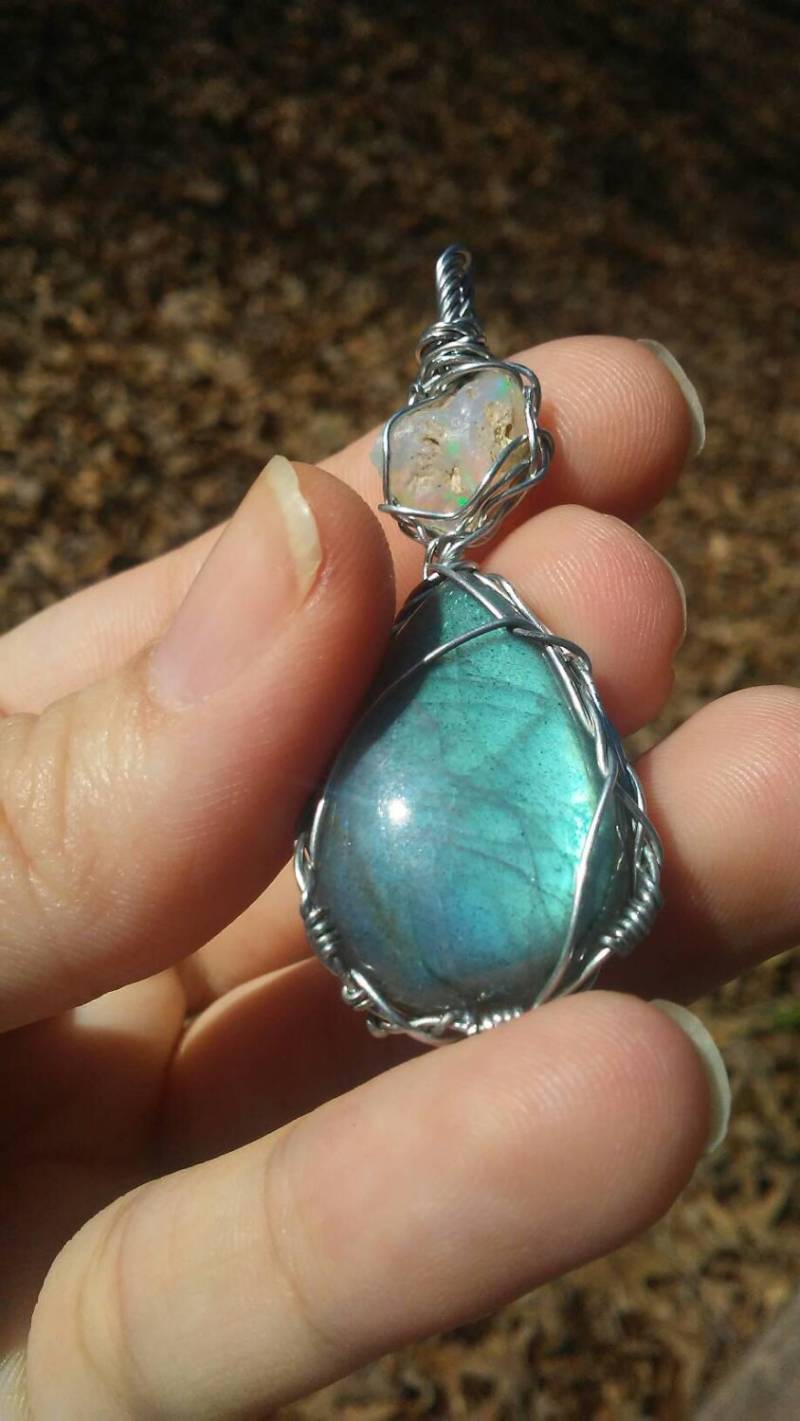 Draht Wrap Anhänger Halskette Mit Blau Schimmernden Labradorit Und Regenbogenopal von iLLstyles