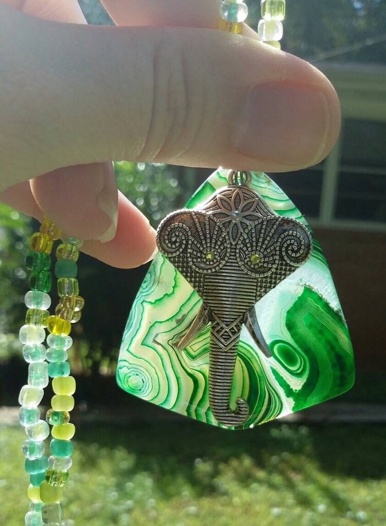 Einzigartige, Und Einzigartige, Wunderschöne Elefanten Achat Perlen Halskette von iLLstyles