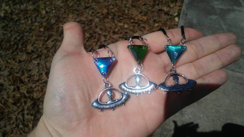 Farbenfrohe , Dreieckige Steinkette Mit Alien-Charme. 4 Verschiedene Farben Zur Auswahl von iLLstyles