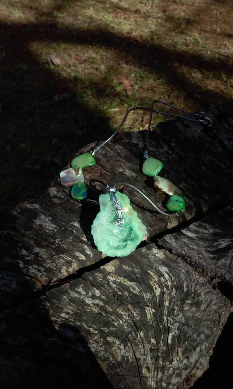 Grün, Druzy, Geode, Achatstein, Mit Seesteinen Und Meerjungfrauenanhänger von iLLstyles